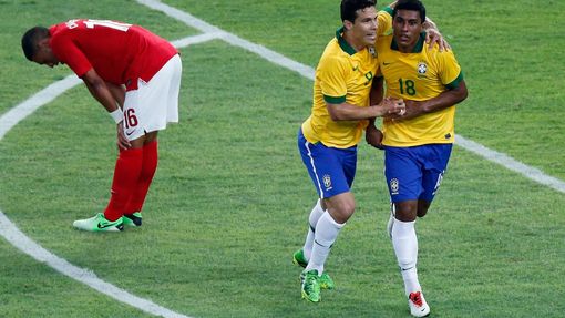 Paulinho a Hernanes slaví gól Brazílie proti Anglii v přípravném zápase na stadionu Maracaná