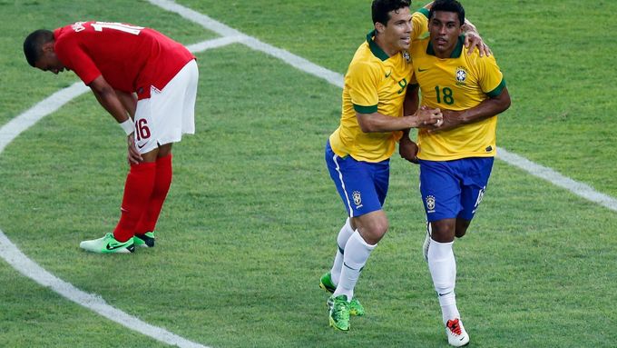 Paulinho (úplně vpravo) slaví branku Brazilců společně s Hernanesem.