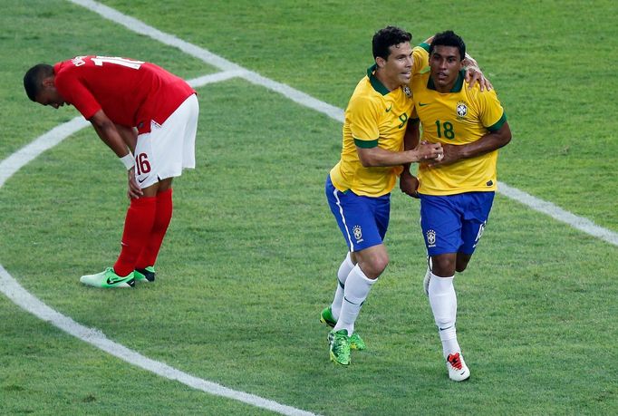 Paulinho a Hernanes slaví gól Brazílie proti Anglii v přípravném zápase na stadionu Maracaná