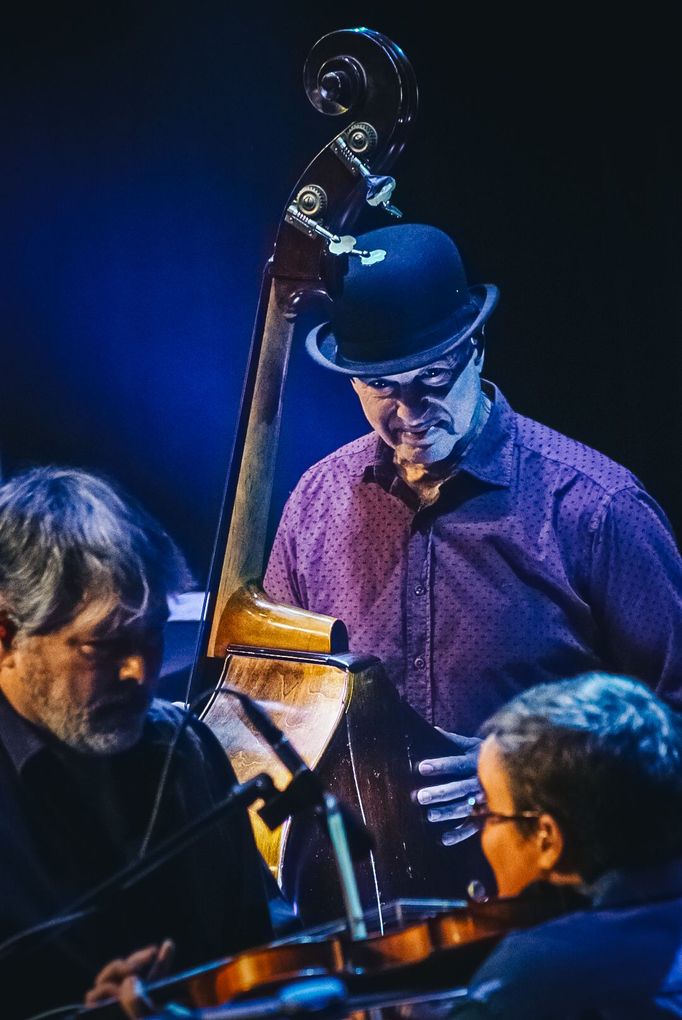 Banjista Béla Fleck a kontrabasista Mark Schatz.
