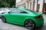 Jednotlivé modely Audi byly vystaveny i před významnými karlovarskými budovami. Toto zelené TT stálo před hotelem Pupp.