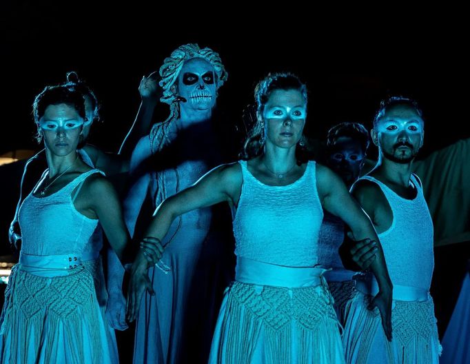 Diváci se mohou těšit na velké loutky bájných bytostí, žhavé podsvětí plné jisker, tančící chůdařku a propracované choreografie se svítícími i ohnivými rekvizitami.