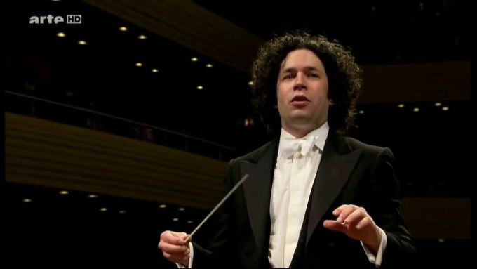 Gustavo Dudamel diriguje Bolero od Maurice Ravela. Na záznamu ze závěrečného koncertu festivalu ve švýcarském Lucerne hrají Vídeňští filharmonikové.