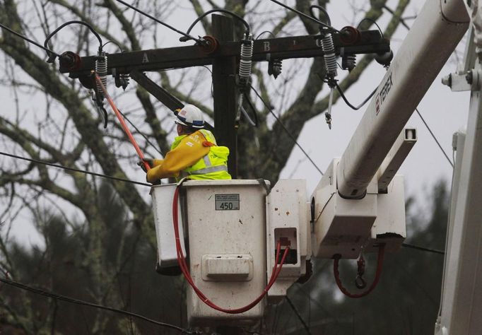 Probíhají rovněž intenzivní opravy poškozených rozvodů elektrického proudu. Záběr z města Sciatuate v Massachusetts.