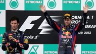 Ale hlavní událostí byl v Sepangu souboj mezi oběma piloty Red Bullu, Mark Webber ukázal na Sebastiana Vettela prostředníček za to, že ho bezohledně předjel navzdory týmové režii.