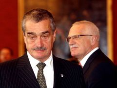 V úterý před polednem jmenoval prezident Klaus druhou vládu Mirka Topolánka, k níž neskrýval své výhrady. S novým ministrem zahraničí Karlem Schwarzenbergem byl prezident spokojen nejméně.
