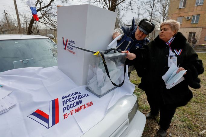 Oficiální heslo přijaté ruskou ústřední volební komisí zní "Silní společně - hlasujte pro Rusko!".