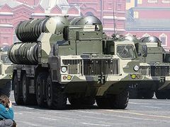 Protiletadlová raketa S-300 na vojenské přehlídce v Moskvě.