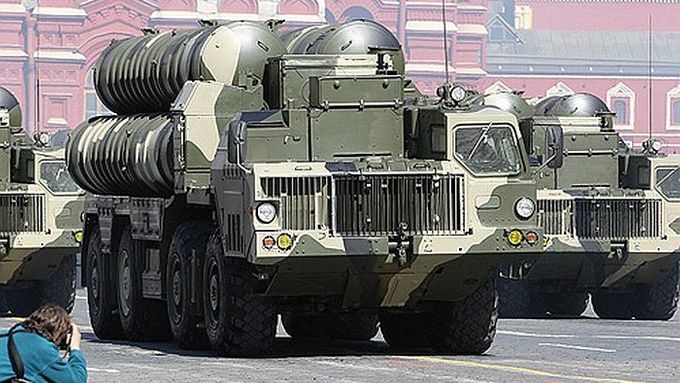 Protiletadlová raketa S-300 na vojenské přehlídce v Moskvě.