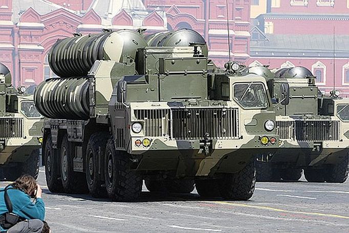 Protiletadlová raketa S-300 na vojenské přehlídce v Moskvě.