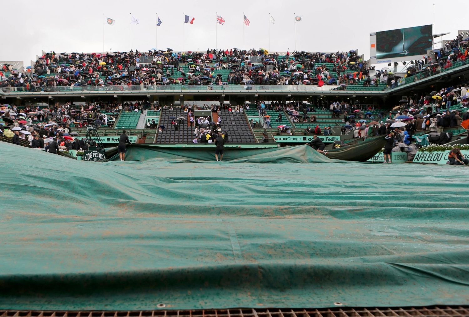 Zatažený kurt po přerušení semifinále mezi Rafalem Nadalem a Davidem Ferrerem na French Open 2012