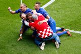 Muž v chorvatském dresu se rázem ocitl u rohového praporku a přidal se ke slavícím hráčům.