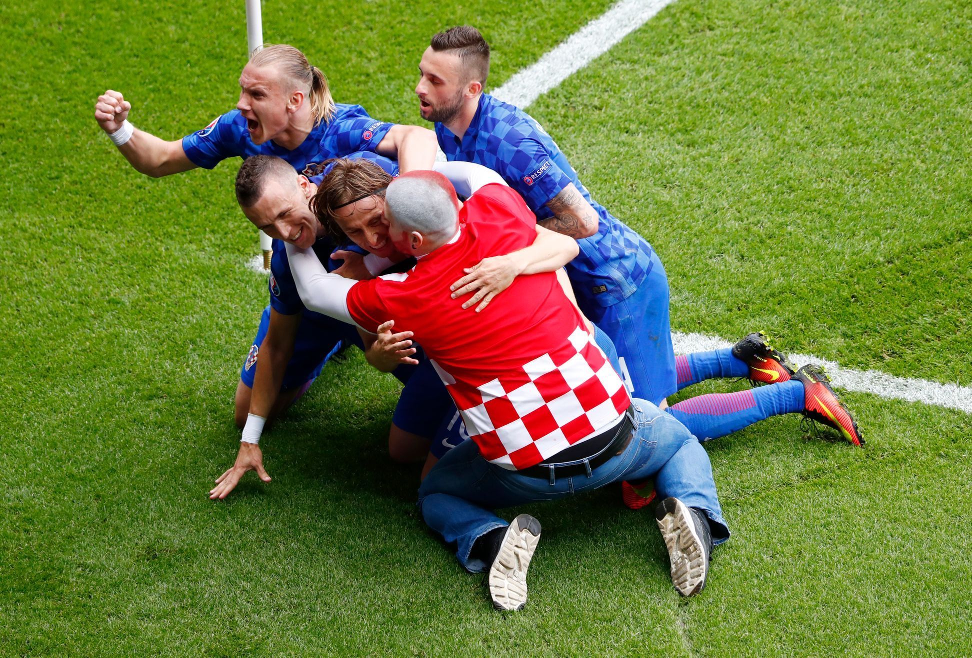Euro 2016: Turecko-Chorvatsko: chorvatský fanoušek vnikl na hřiště