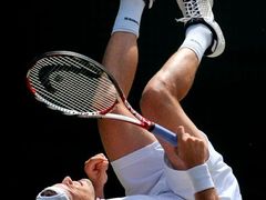 Tommy Haas nakonec přešel přes Srba Novaka Djokoviče, i když se často ocital v poněkud tenisově netradičních polohách.