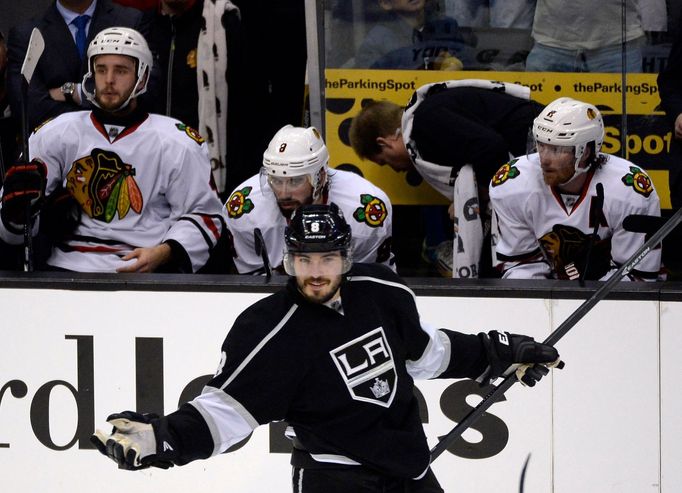 Drew Doughty z Los Angeles se raduje z branky v utkání proti Chicagu