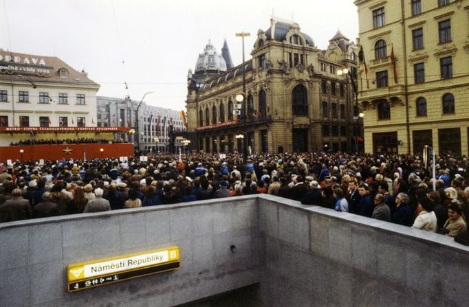 Davy lidí u podchodu vedoucím do stanice metra Náměstí republiky na trase B, 80. léta