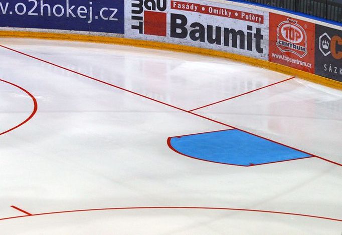 Podle pravidel NHL se na domácí ledové ploše Slavie Praha musely posunout brankové čáry.