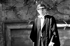 Chodil jsem se Stephenem Hawkingem po omšelé Praze, vzpomíná vědec Wichterle