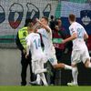 Valter Birsa slaví gól Slovinska v kvalifikaci na Euro 2016