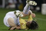 Španělský útočník Fernando Torres po souboji s Liliamem Thuramem v rámci přátelského utkání mezi Španělskem a Francií.