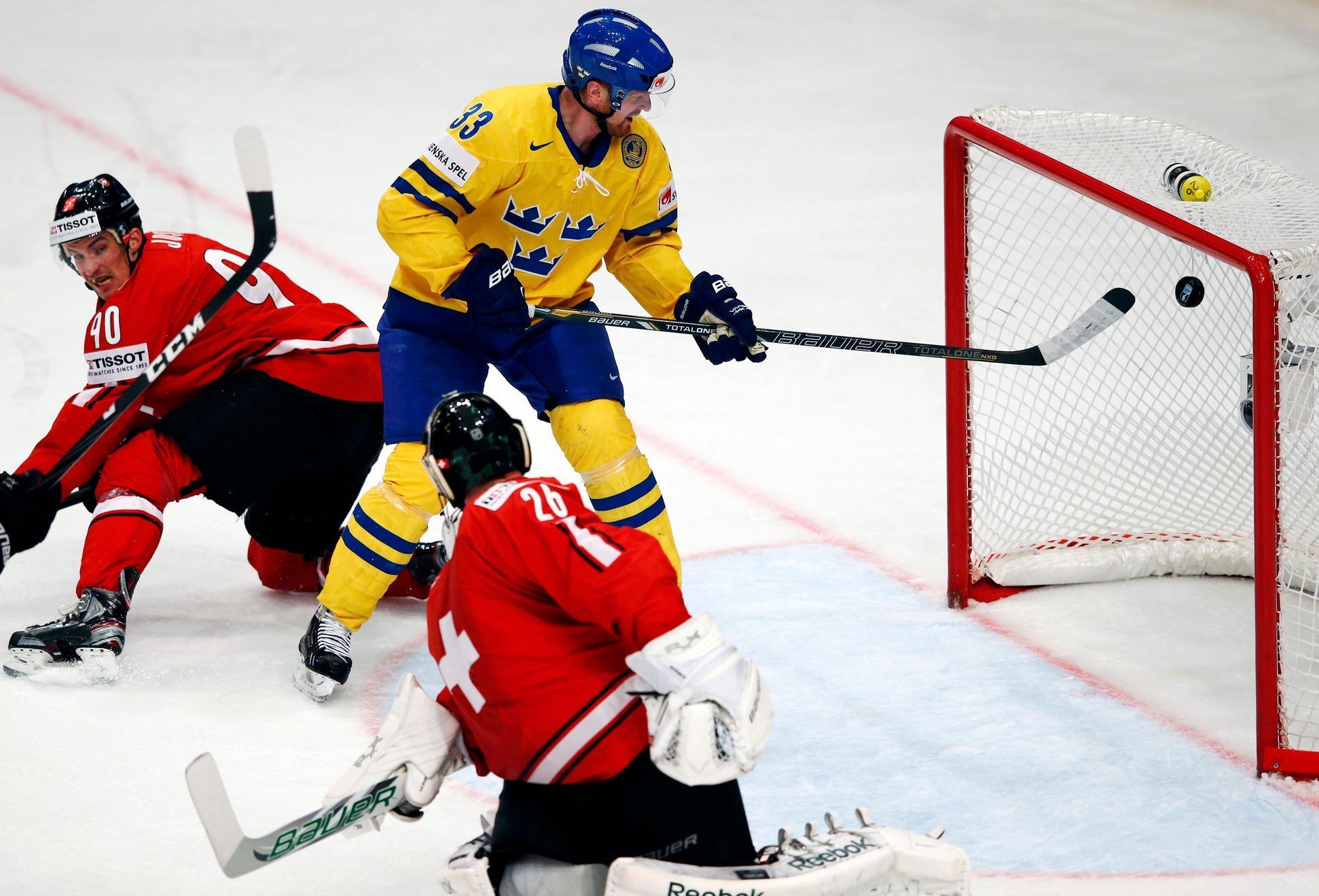 Hokej, MS 2013, Švédsko - Švýcarsko: Martin Gerber inkasuje od Henrika Sedina gól na 2:1
