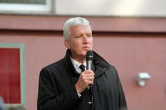 Rektor ČVUT Petr Konvalinka zůstává ve funkci. Akademický senát návrh na jeho odvolání zamítl