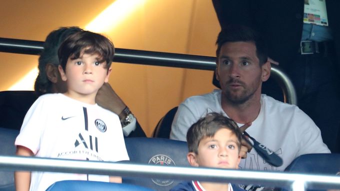Lionel Messi sleduje z hlediště utkání francouzské ligy mezi Paris St. Germain a Štrasburkem