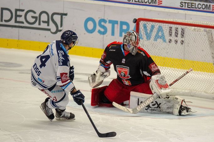 13. kolo hokejové Tipsport extraligy, Vítkovice - Hradec Králové: Jan Schleiss neproměňuje nájezd proti Marku Mazancovi.