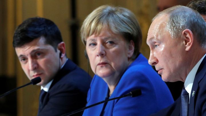 Merkelová ukázala prstem: Polsko a Pobaltí prý nesou spoluvinu na Putinově invazi