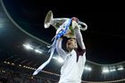 FOTO Čech s Drogbou vytesali jméno Chelsea na ušatý pohár