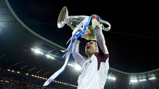 FOTO Čech s Drogbou vytesali jméno Chelsea na ušatý pohár