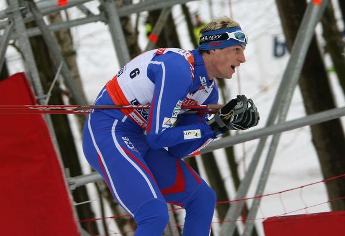 Martin Jakš ve sjezdu během sprintu dvojic na mistrovství světa v Liberci.