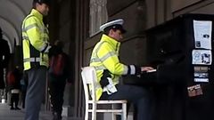 Pražský policista hrající na piano