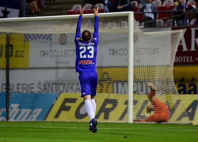 Tomáš Zahradníček z Olomouce se raduje z druhé branky.