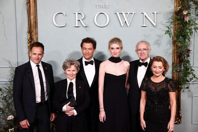 Královská rodina s premiérem. Zleva Jonny Lee Miller (John Major), Imelda Staunton (Alžběta II.), Dominic West, Elizabeth Debicki, Jonathan Pryce a Lesley Manville.