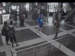 Atentátník, zachycený kamerou na letišti.
