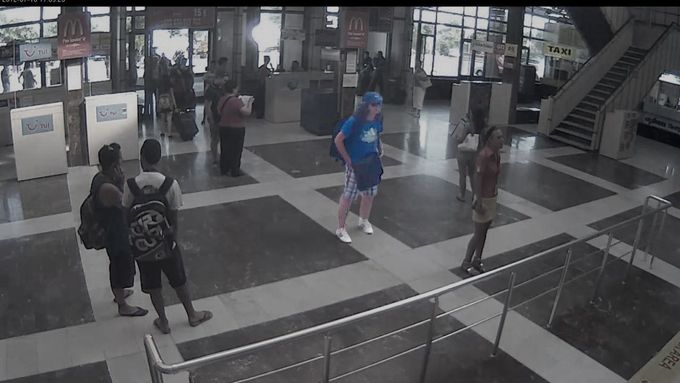 Údajný atentátník v kšiltovce, modrém triku a kraťasech, jak ho na letišti v Burgasu zachytila bezpečnostní kamera.