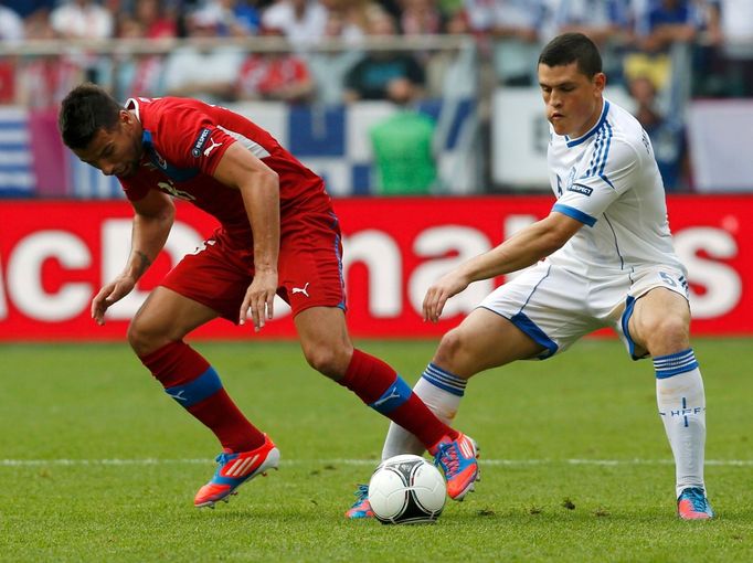 Milan Baroš v souboji s Kyriakosem Papadopoulosem během utkání Řecka s Českou republikou v základní skupině A na Euru 2012.