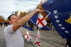 Kosovo vítá Angličany jako bratry, reaguje tím na rasismus. Nápisy doplňuje vlčí mák