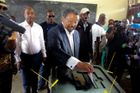 Vítězství v prezidentských volbách v Gabonu vyhlásili oba soupeři