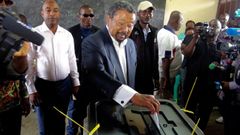 Opoziční prezidentský kandidát Jean Ping při volbách v Gabonu