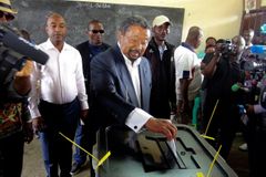 Vítězství v prezidentských volbách v Gabonu vyhlásili oba soupeři