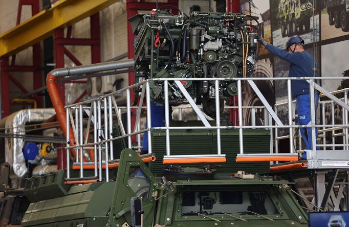 Uvnitř továrny německé zbrojařské firmy Rheinmetall, která dodává tanky a další vojenské vybavení na Ukrajinu.