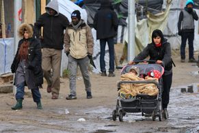 Nové fotky z Calais: "Džungle" se zmenšuje, soud nařídil vyklidit další část tábora