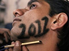 Muž si nechal oholit tvář, z vousů mu zbyl jen nápis "2012". Snímek pochází ze západoindického města Ahmedabád.