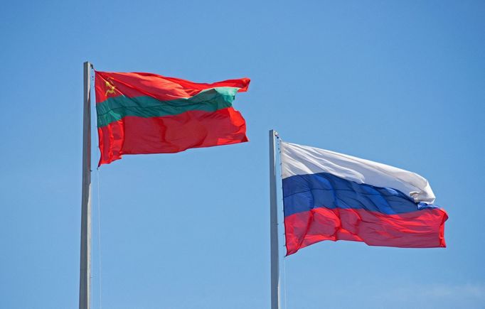 Vlajka Podněstří a Ruska.