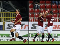 Marek Kulič (vlevo, AC Sparta Praha) právě v nastaveném čase zvýšil výsledek na 2:0 proti Viktorii Žižkov a mohl začít slavit se spoluhráči (vpravo) - utkání skončilo 2:0 pro Spartu.