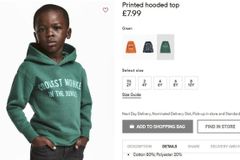 Rasismus? Řetězec H&M narazil s nápisem "opice" na mikině chlapce tmavé pleti