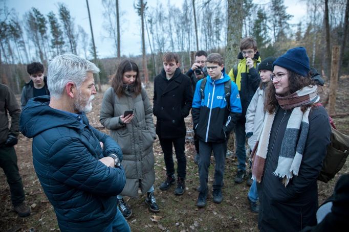 Petr Pavel (vlevo) na procházce v lese nedaleko obce Sulice s mladými voliči na podporu ochrany životního prostředí, Sulice, 9.1.2023