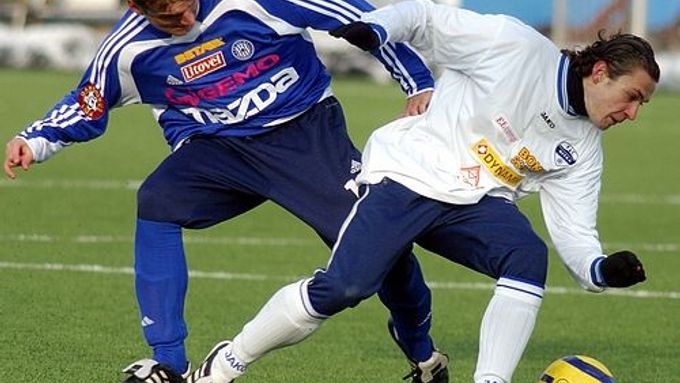 Filip Rýdel z Olomouce (vlevo) a Ján Štajer z FC Nitra v přípravném fotbalové utkání.